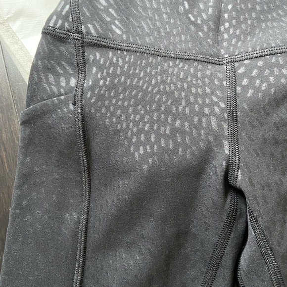 LULULEMON ALIGN HR SHORTS 8” *POCKETS IN JEWEL EMBOSS BLACK SZ 0 NWT - Picture 4 of 7
